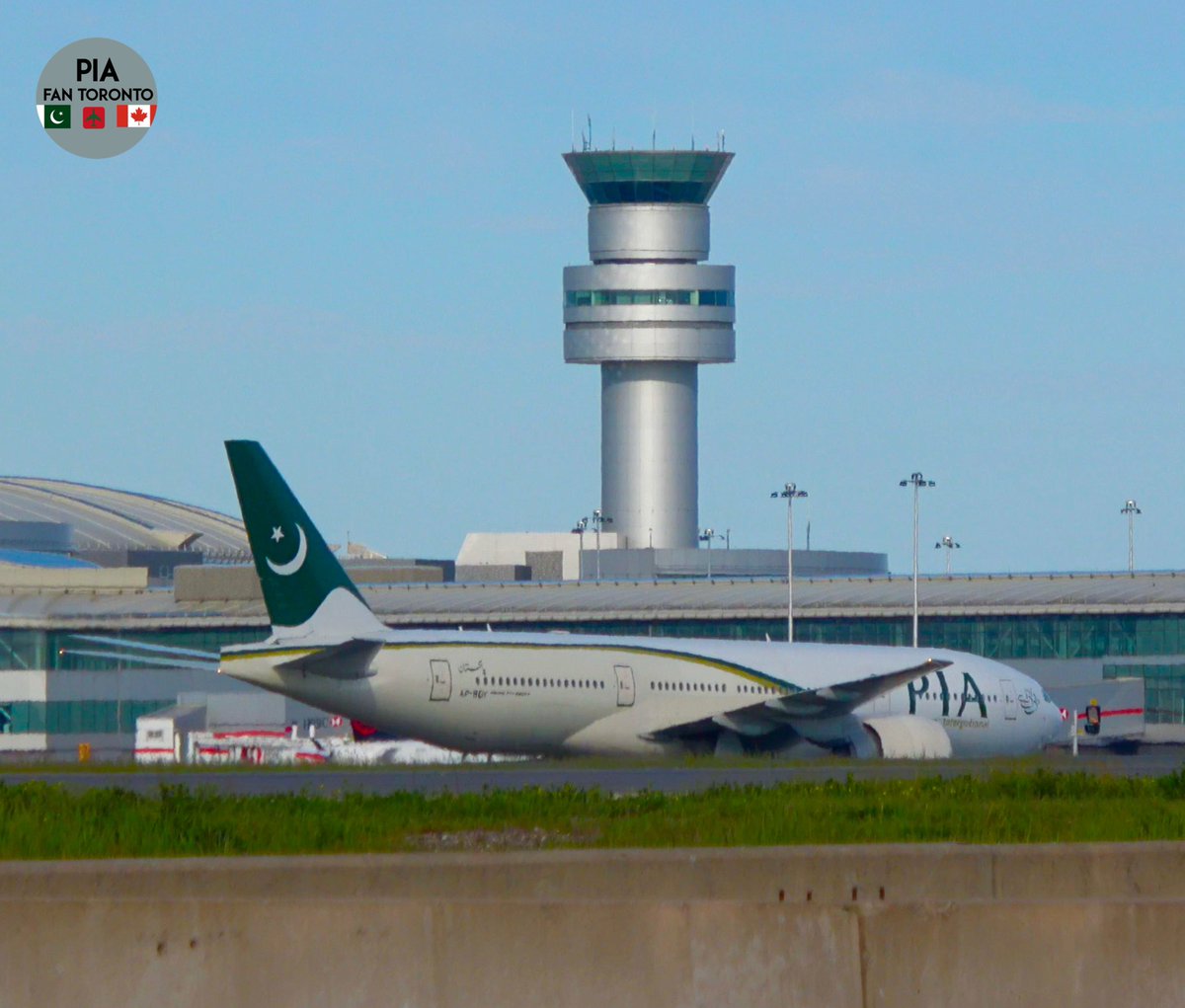 BiggestPia's tweet photo. Here Is My Picture Of A @Official_PIA Boeing 777-240(LR) Being Towed From Vista Cargo Apron To The Gate At @TorontoPearson Today.

#pia #pakistaninternationalairline #piatoronto #torontopearson  #pia777200lr #pia777 #pakistan #pakistantoronto #piapakistan #piatoronto https://t.co/oA9dcebIU8