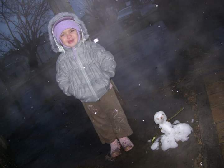 MIREN ESTA FOTO MIA DE CHIQUITA CUANDO NEVÓ ACÁ EN 2007 udsgaja el muñequito de nieve tan tercermundistas que duele