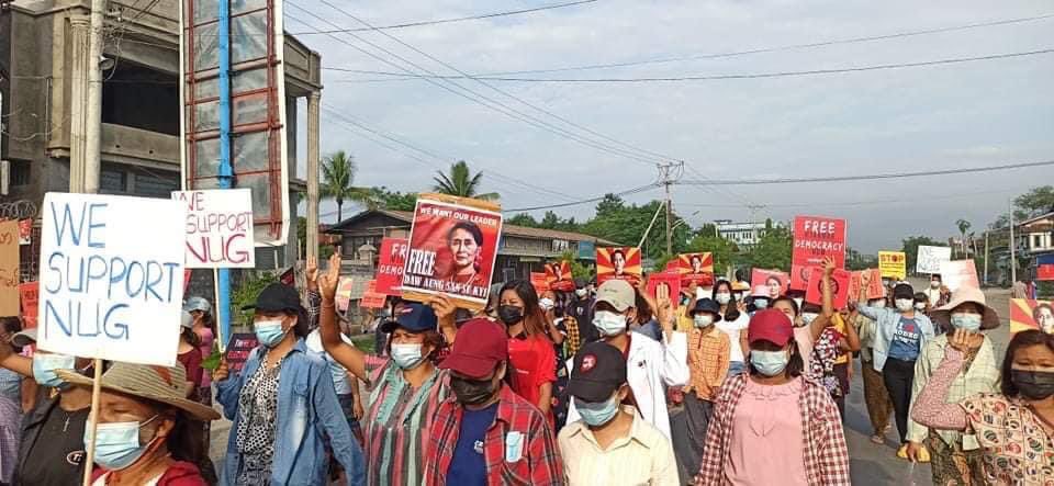 hannayuri_twt's tweet photo. On Sunday, protesters against the junta regime marched in Kale, #Sagaing Region, holding a banner that said "You Shall Never Rule," a public rejection of the regime.

#May30Coup #WhatsHappeningInMyanmar https://t.co/YJiTVgSajt