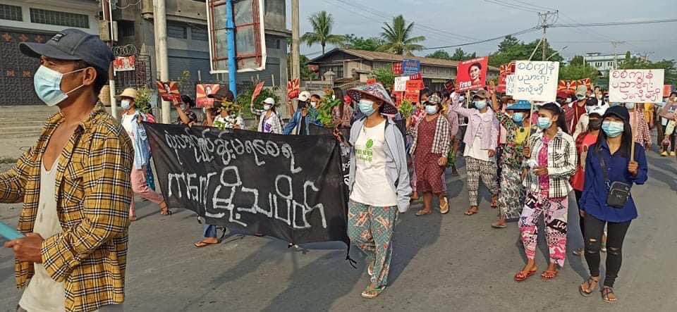 hannayuri_twt's tweet photo. On Sunday, protesters against the junta regime marched in Kale, #Sagaing Region, holding a banner that said "You Shall Never Rule," a public rejection of the regime.

#May30Coup #WhatsHappeningInMyanmar https://t.co/YJiTVgSajt