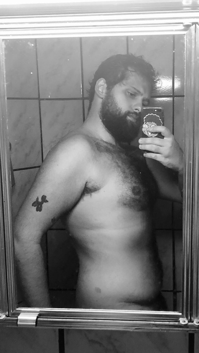 rafaelhribas's tweet photo. Viu esse Tweet poste uma foto sua biscoitando porém preto e branco pra fingir q é arte https://t.co/UqJ7MjApl7