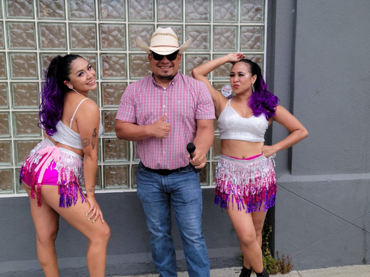 ELMentadoChavez's tweet photo. Grabando en el Carnaval de San Francisco.
#Telemundo33 #CaravanaDeLaBahia #SanFrancisco #Sacramento https://t.co/VeONY9WHW8