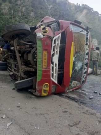 dcramban's tweet photo. JUST IN - Bus accident near Khooni Nallah. Many injured. Civil QRT Ramban rushed. Army and Police on spot. Injured shifted to the hospital. Gathering more details.@diprjk @DisttRamban https://t.co/VJLFobTvMx