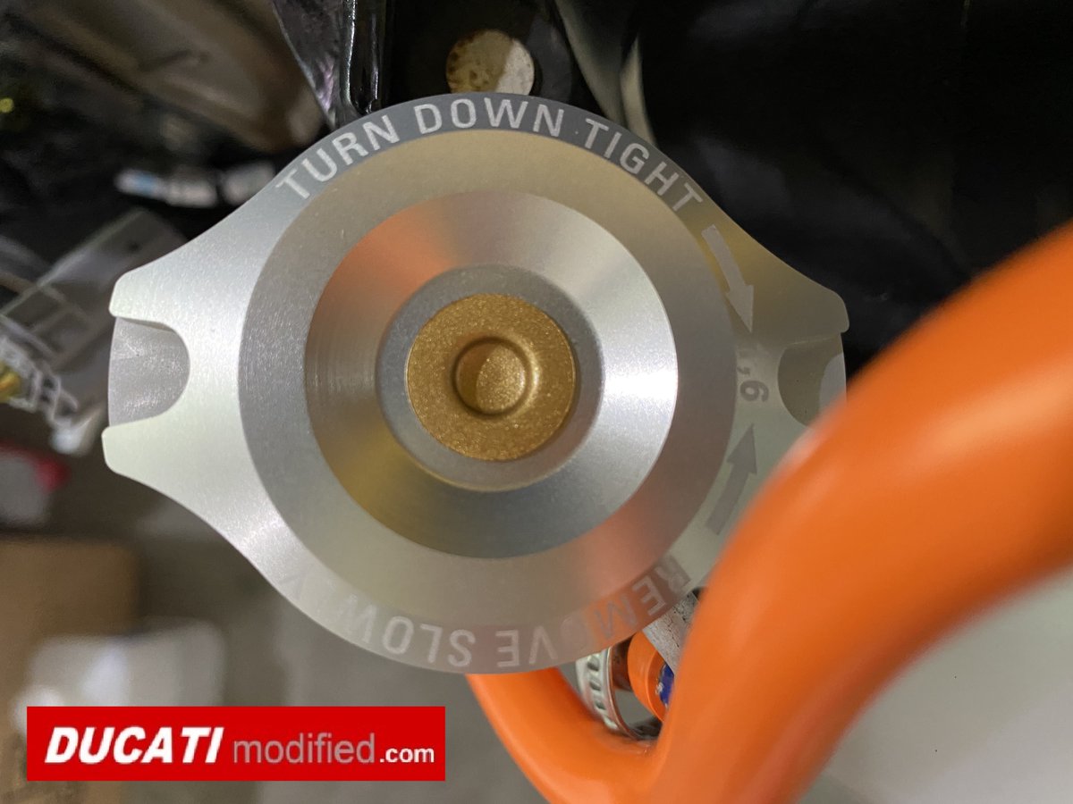 Superleggera V4 Billet Aluminum Radiator Cap for my Ducati Panigale V4 25° Anniversario 916 customized Gold Accent center rivet. Details in here: ducatimodified.com/threads/ducati…

#ducati #ducatipanigale #ducatipanigalev4 #panigalev4 #ducatimodifiedforum #ducatimodified #panigale