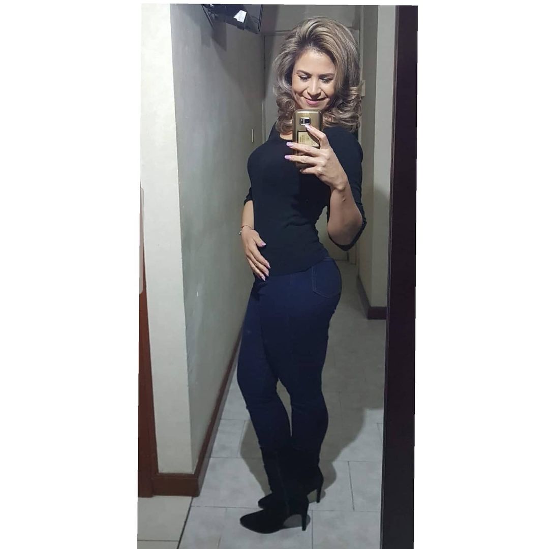 La tía #milf de un seguidor  😈

Envía tus aportes #incesto #incest todo es anónimo