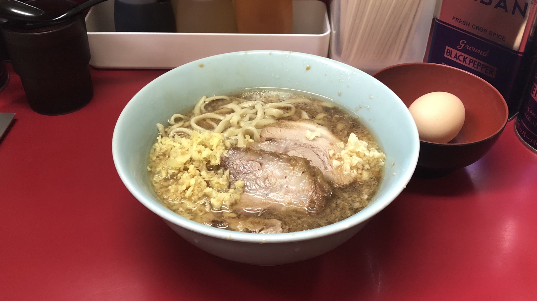 麺の梢 ラーメン二郎 中山駅前店 中山 小ラーメン 麺半分 生卵 野菜抜き ニンニク少なめ ショウガ 特徴 食券店員さんからの指示後買い レンゲあり 紙エプロンなし 安定のファスロ 安定の美味しさ 途中からショウガと酢をスープに混ぜて食べ