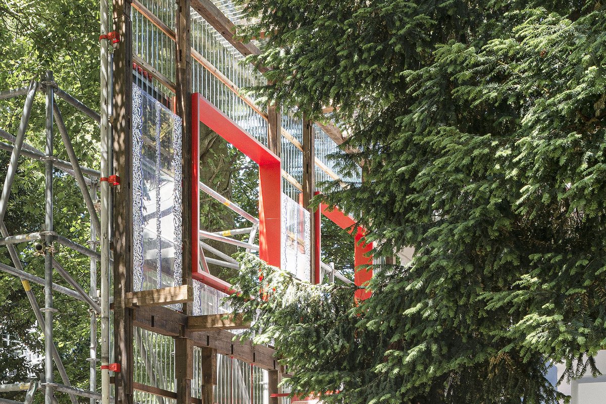 toshhhk's tweet image. 解体で失われた壁紙の花柄模様をサンプリング、切削パターンとして透明ポリカに掘り込んだ仕上パネル。記憶の引き継ぎと読み替え、木々を映し込み、透過する、高見澤邸とヴェネチアの風景の重ね合わせ。ポリカは展示後、クラファンのリターンとして再生予定。#vba2020jp #BiennaleArchitettura2021