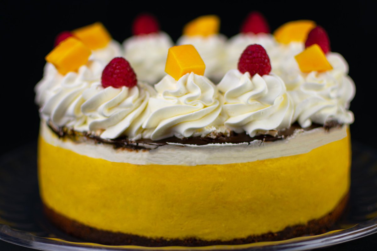 #MousseDeMango 🎂🥭🧡
-
Exquisito bizcocho artesanal, elaborado con auténtico chocolate europeo, con un toque de café, mousse de mango, chantilly y espejo de chocolate 🍰🍫☕️
-
Disfrútalo completo para compartir o en rebanada para el antojo 😉✨
#LaPasión #PasteleríaFina #Pastel