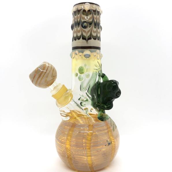 JsSmokin's tweet photo. https://t.co/l3tbutMjVR

#IAmCannabis #StonerFam #420Life #Custom #StevsTubes #WaterPipe #Bong #Code420 #CannabisCulture #Pipes #Glass #EverythingForYourSmokinLifestyle 🌱

*Free shipping* https://t.co/o0iWwIbcir