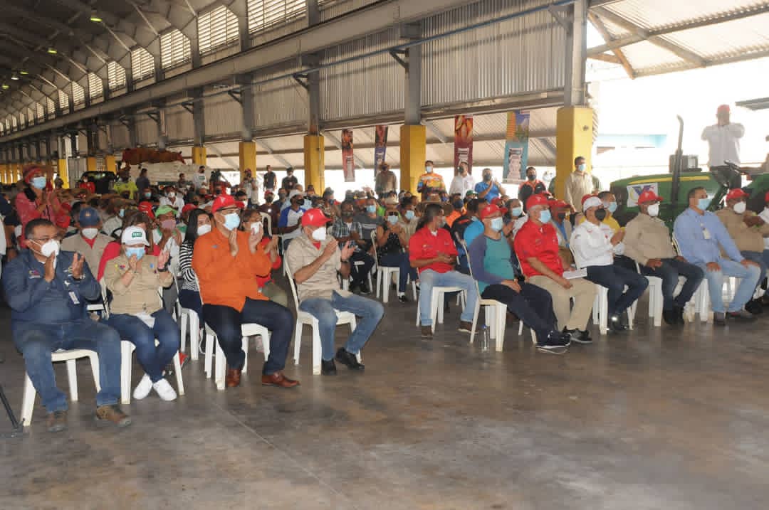#EnFotos 📸 Durante la 1era Expo Feria Obrera fueron atendidos más de 500 trabajador@s , además de un grupo importante de comuner@s que también adelantan proyectos agroproductivos, con miras al desarrollo de las ciudades comunales en el estado Bolívar. #PlanVacunacionMasiva
