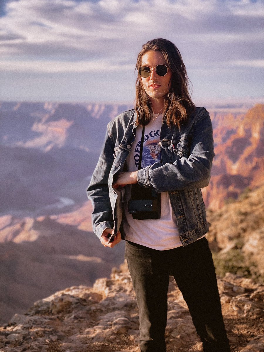 ValAstaire's tweet photo. went to the Grand Canyon today and remembered I had an autographed copy of Metamorphosis by Hilary Duff in my pocket. https://t.co/2nsHwfyxu5
