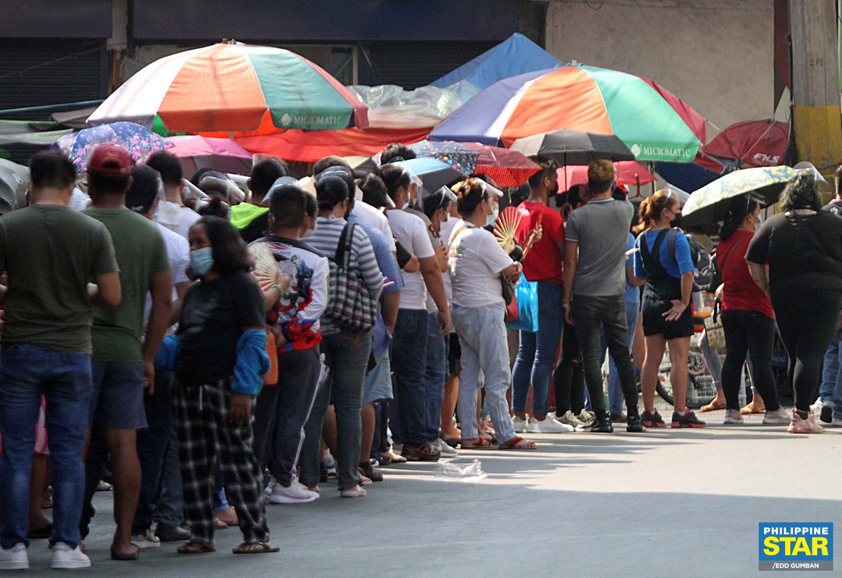 PhilippineStar's tweet photo. Long lines of Catholic devotees are seen along Palanca Street in Quiapo, Manila on Sunday as church-goers wait for the next mass in Quiapo Church. 

Metro Manila mayors have allowed up to 30% venue capacity for religious gatherings under a stricter GCQ until May 31, 2021. https://t.co/NSV4f3ixye