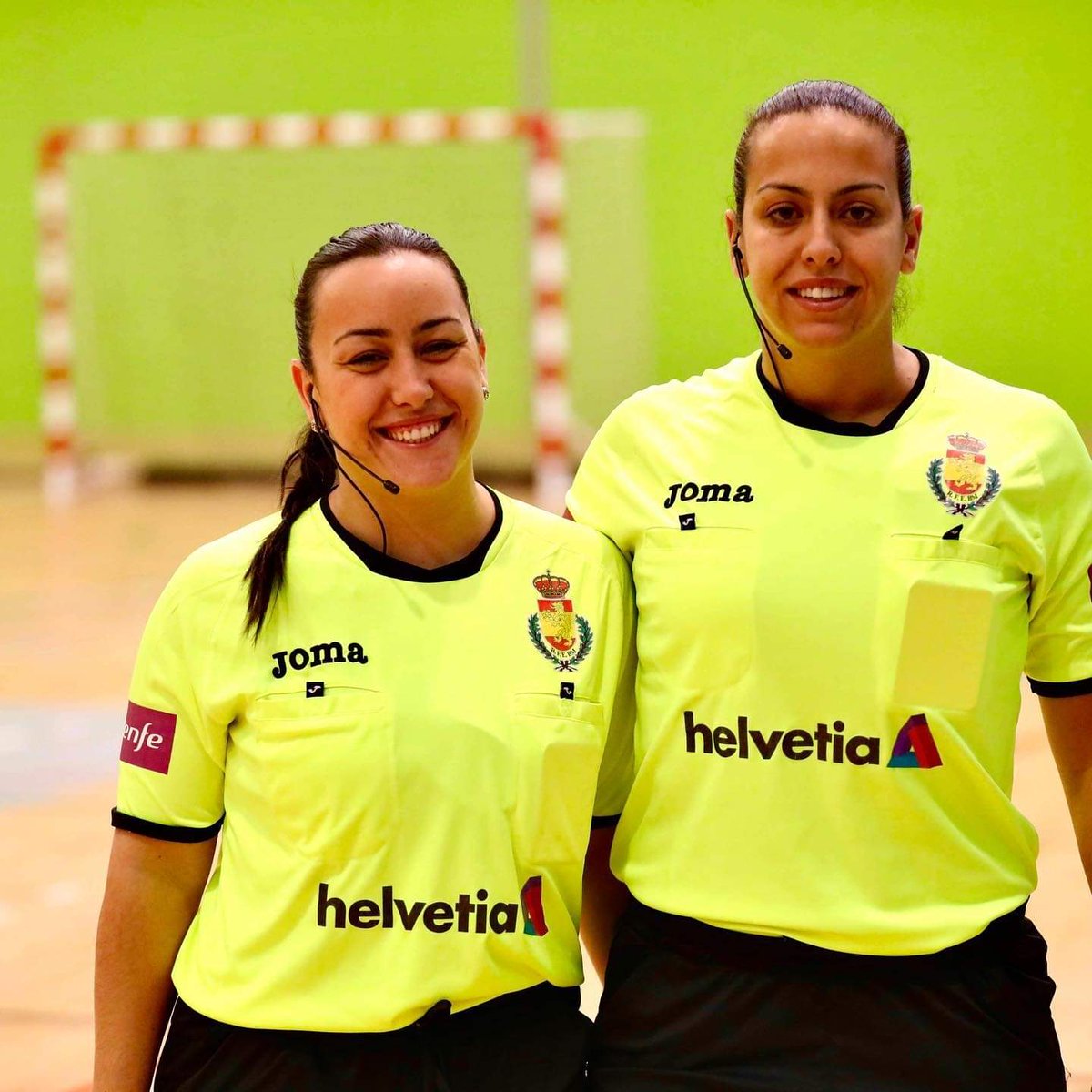 Sebastian090578's tweet photo. Jornada muy especial para los árbitros Andaluces @Jorge8RP y @Alex11NC (FASE ASCENSO DHF); @Mariasr13 y @masviavii; @patri_negra y @beadve91 (FASE FINAL JUV MASC Y FEM). Felicidades por los encuentros dirigidos, y enhorabuena a Patri y Bea por esa Final Juvenil Fem. 
A por todas! https://t.co/mefBBI3Qgg