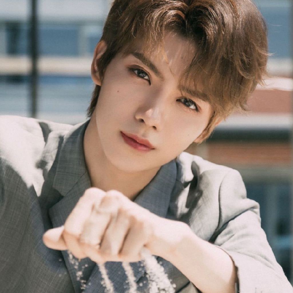 1zhous's tweet photo. HE LOOKS SO GOOD https://t.co/FRjPUgoao3