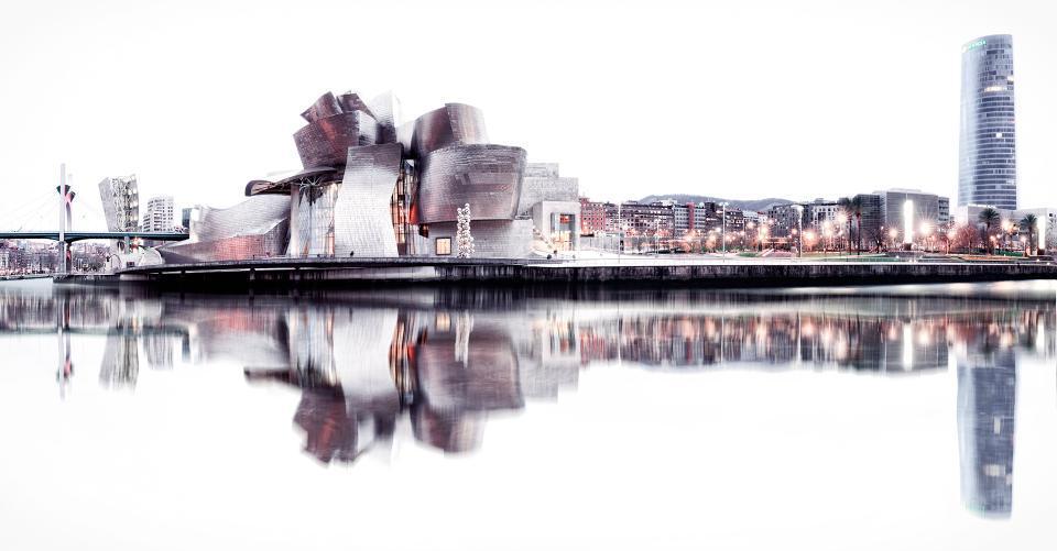 MuseoGuggenheim's tweet photo. Dale 👍 si te gusta más el Museo de noche, ❤ si te gusta más de día.  

#FotoDeLaSemana de Pedro Ajuriaguerra. 

Si quieres ver tu foto publicada en nuestras redes comparte con #GuggenheimBilbao, anímate. https://t.co/3mNujTNLnO