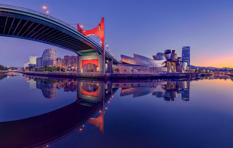 MuseoGuggenheim's tweet photo. Dale 👍 si te gusta más el Museo de noche, ❤ si te gusta más de día.  

#FotoDeLaSemana de Pedro Ajuriaguerra. 

Si quieres ver tu foto publicada en nuestras redes comparte con #GuggenheimBilbao, anímate. https://t.co/3mNujTNLnO