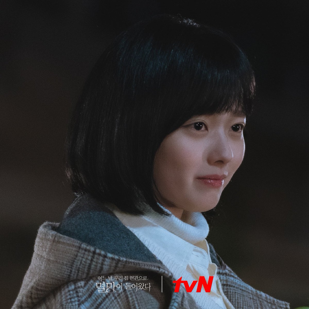 CJnDrama's tweet photo. 멸망의 싸늘한 눈빛과 그걸 지켜보는 소녀신🥶
(근데 그거 아세요..? 노란 튤립의 꽃말은 헛된 사랑이라는 거…)

매주 [월화] 밤 9시 tvN

#어느날우리집현관으로멸망이들어왔다
#멸망 #doomatyourservice #tvN #월화드라마
#박보영 #서인국 #이수혁 #강태오 #신도현 https://t.co/HKgyWk0Tly