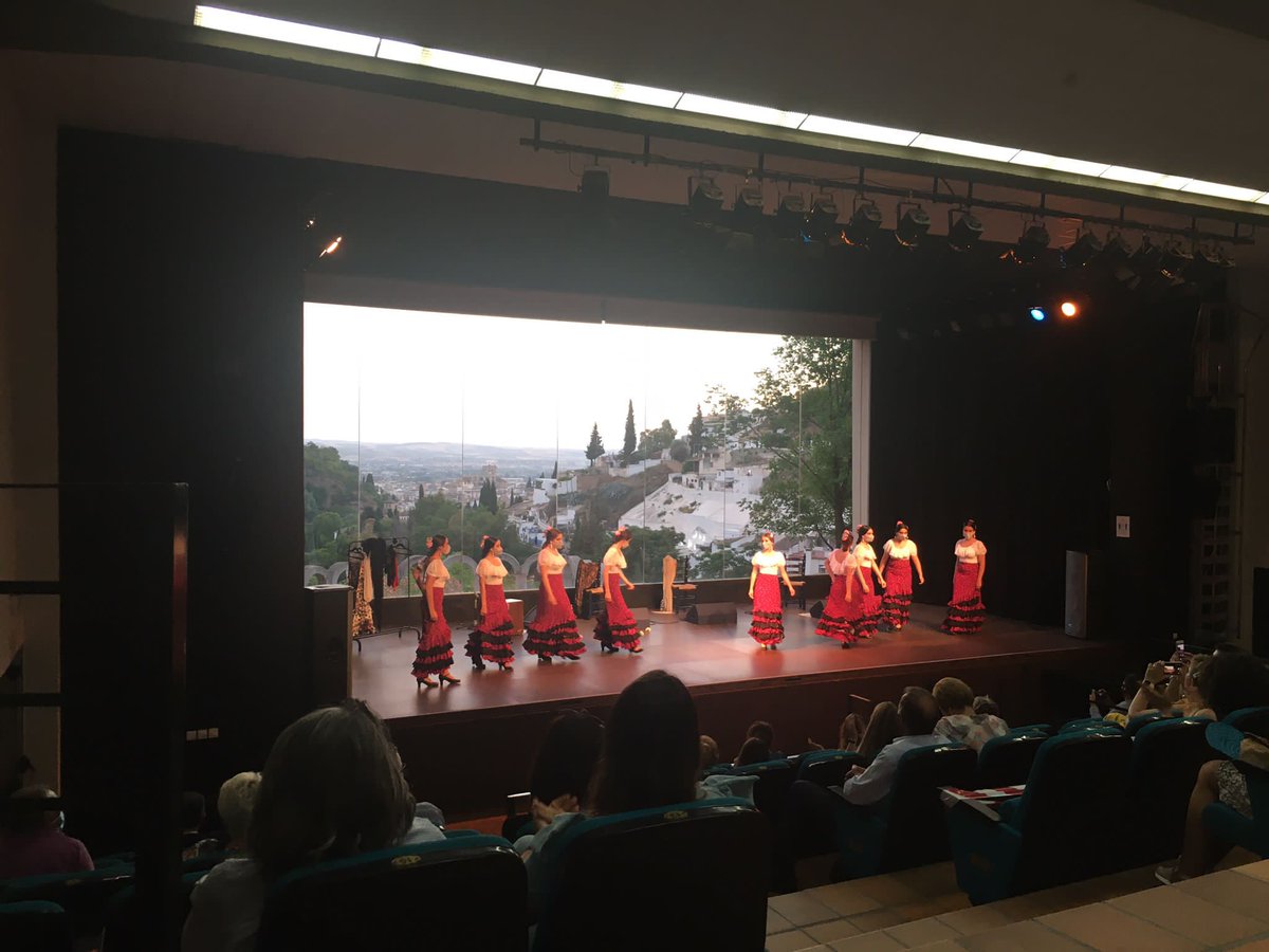 AytoOgijares's tweet photo. “...Y el Sacromonte se puso a sus pies y la Alhambra se reclinó ante ella”. 

Enhorabuena, Eva Esquivel nuestra Directora y profesora de la EMMDO estrenó su nuevo espectáculo “De aquí y de allá”. También felicidades a ese espectacular grupo de artistas que le acompañan. 

⬇️ https://t.co/MvNIaoPbu3