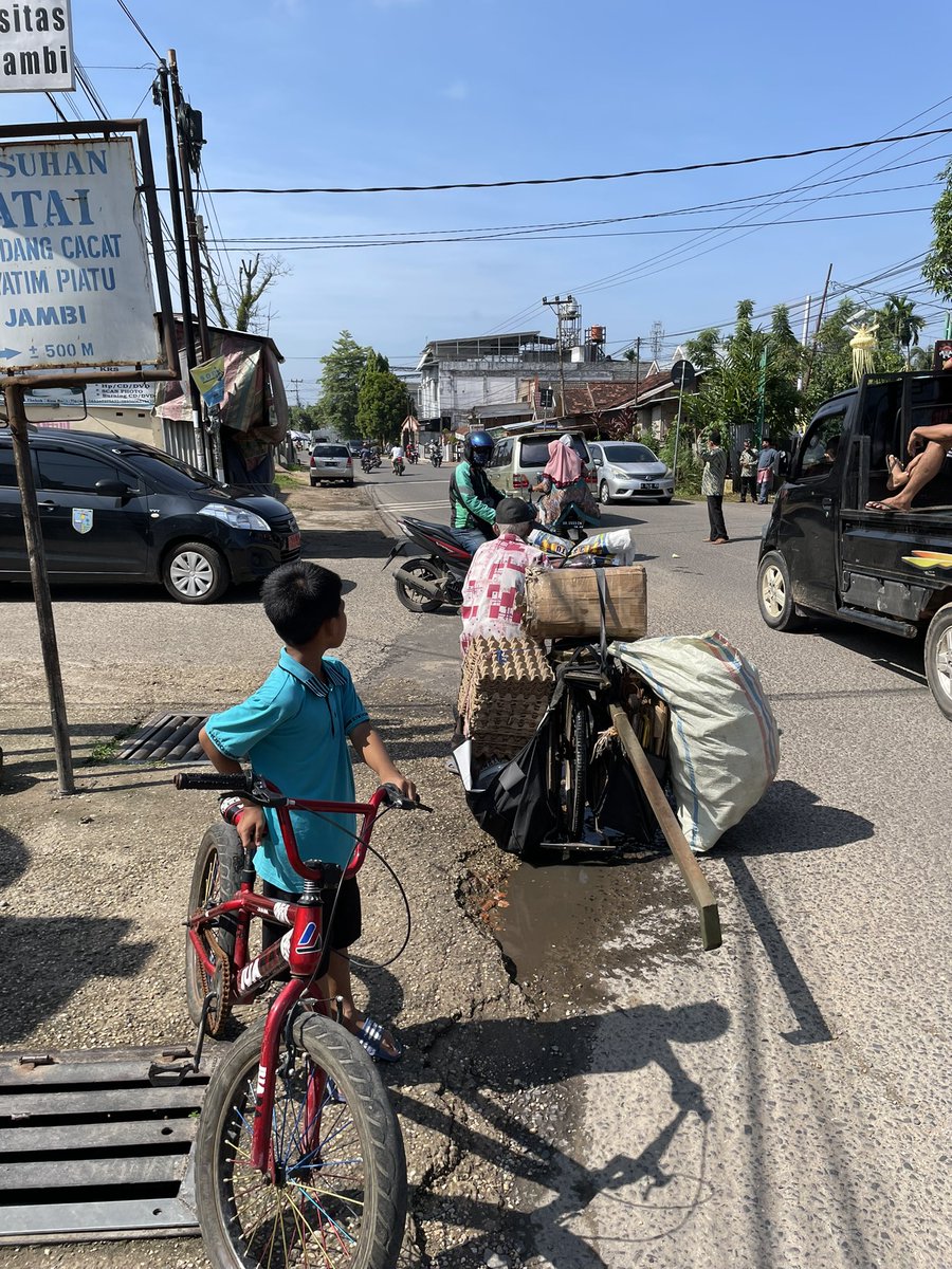 adriansyahyasin's tweet photo. Sebuah kota sudah bisa dikatakan ramah sepeda apabila kedua pesepeda di gambar ini dapat beraktivitas dengan aman dan nyaman dengan kereta anginnya

Bukan roadbike dikasih jalan layang 🤷‍♂️

Infrastruktur sepeda yang aman menjamin keselamatan mereka golongan rentan https://t.co/6voTQ4JKSb