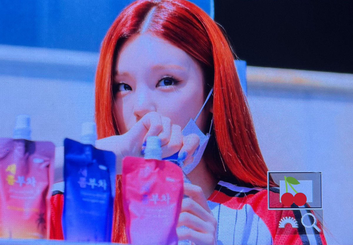 Yeji_Fan's tweet photo. 210530 프리뷰
물마시는 여신상🥤
#ITZY #있지 #YEJI #예지  
@ITZYofficial https://t.co/V5CpALlQ7t