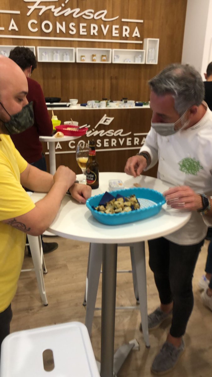 mejorconecta2's tweet photo. 📸👨‍🍳👩‍🍳 Ayer estuvimos en La Coruña junto a clientes @movistar_es en un taller de cocina muy especial de @AmigosRAG. @PepeSolla nos enseñó en @ConservasFrinsa a cocinar fácil a base de conservas.

¡Para repetir! 😋 https://t.co/s2DF4dXXZI