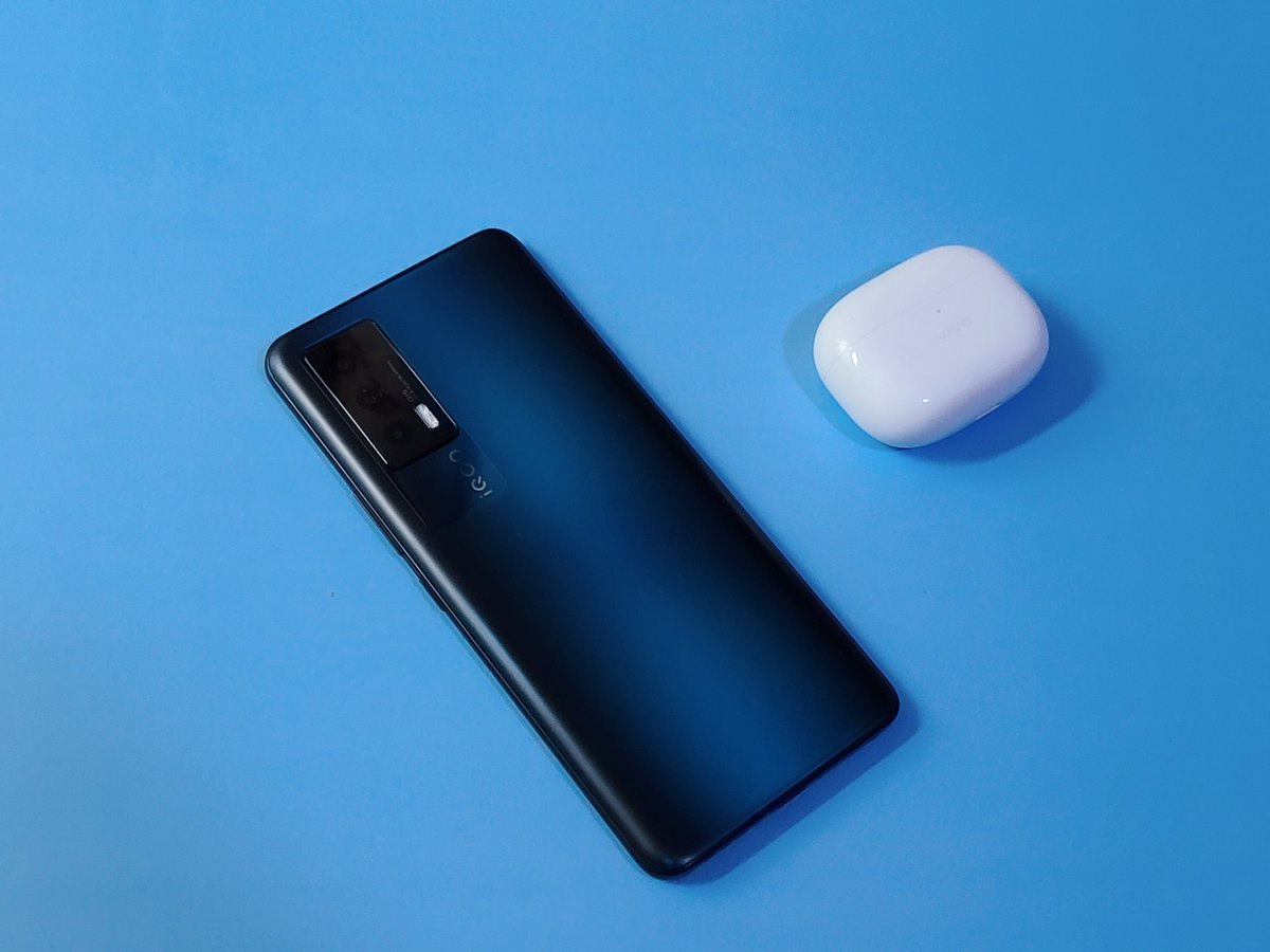 rudhranandu's tweet photo. iQOO Neo5 and vivo TWS 2 was feels good experience shared by a chinese friend. I'm expecting in India, you too?
#iQOONeo5 #vivoTWS2 https://t.co/IqkiK1LKXz