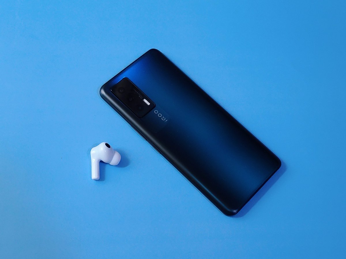 rudhranandu's tweet photo. iQOO Neo5 and vivo TWS 2 was feels good experience shared by a chinese friend. I'm expecting in India, you too?
#iQOONeo5 #vivoTWS2 https://t.co/IqkiK1LKXz