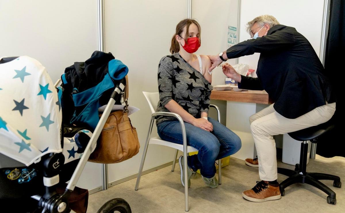Mensen geboren in 1977 en 1978 kunnen vanaf vandaag online een #vaccinatie-afspraak inplannen via bit.ly/3pf4OmB. Zij krijgen het vaccin van BioNTech/Pfizer of Moderna. Vanaf vrijdag 4 juni valt de uitnodigingsbrief op de deurmat.

➡️ bit.ly/34upHjR