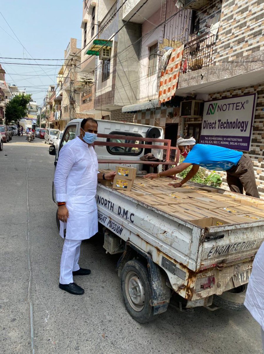 aloksharmabjp59's tweet photo. #सेवा_ही_संगठन
प्रधानमंत्री आदरणीय Narendra Modi जी के सफल #7YearsOfSeva पूर्ण होने के पर आज वार्ड-59 के प्रथम पंक्ति के अंतर्गत आने वाले क (पुलिस, स्वच्छता कर्मी, चिकित्सकों, स्वंयसेवी एवं मीडिया कर्मी) साथ ही प्रत्येक बूथों के अध्यक्ष को कोरोना आयुर्वेदिक उपचार किट ���ेंट करी ! https://t.co/eQGPOckR7Z