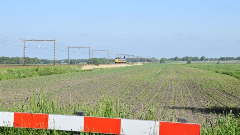 Geen treinen tussen Steenwijk en Meppel door aanrijding: Het treinverkeer tussen Steenwijk en Meppel ligt stil door een aanrijding ter hoogte van Nijeveen...