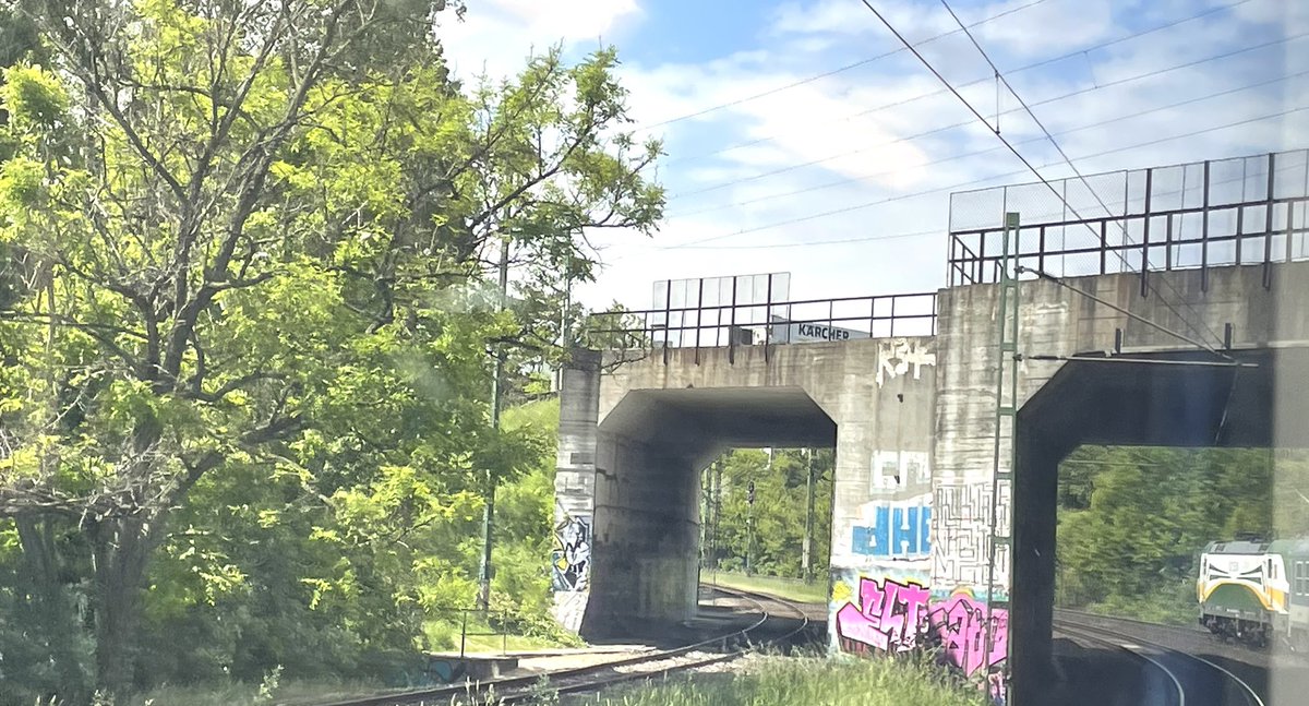 KatalinBogyay's tweet photo. From the window... #traintravel 🚂 🚊 #onthemoveagain https://t.co/A9vM5GNSPP