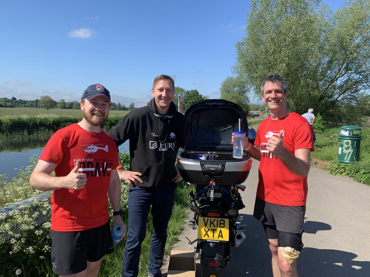 edbarn's tweet photo. Legends have brought us coffee, water, and biscuits in a bike! #MEGA60 @sjhtodd @JonathanRitson1 @EastAngliAirAmb https://t.co/DPgBcZOaKr