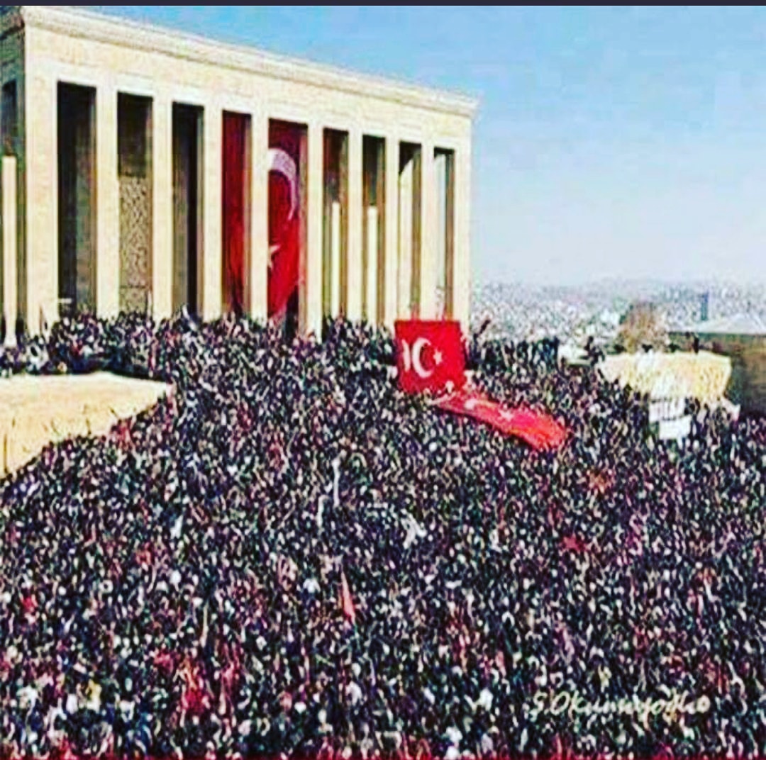 Camilerde ki kin nefret ve utanmaz dilin kullanılması artıkça Anıtkabir deki sevgi seli o kadar artacaktır.

Dış güçleri bırakın vatan ve Atatürk düşmanı içteki piçleri temizleyin.

#Atatürkkırmızıçizgimizdir 
#NeMutluTürkümDiyene