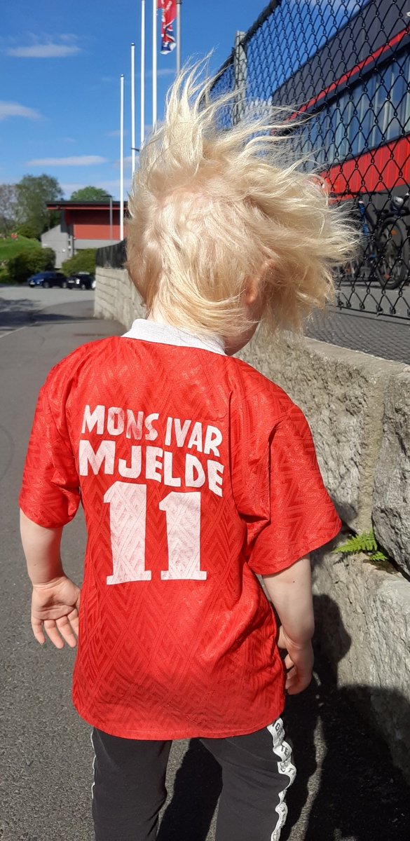 🎶En herlig dag med røde og hvite drakter
En herlig dag når vi forhåpentligvis tar mer enn null poeng 🎶