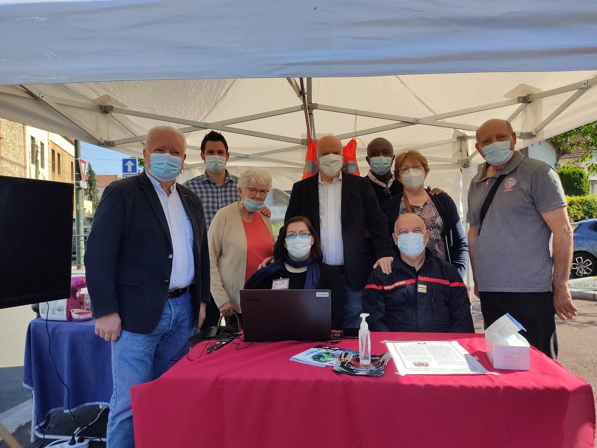 Ce matin au #marché de #Soisy, avec la majorité municipale pour saluer les #sapeurs-#pompiers du #valdoise sur leur stand d'information. Bravo et merci pour l'#engagement et la #bravoure dont vous faites preuve, chaque jour, pour #Proteger nos habitants.