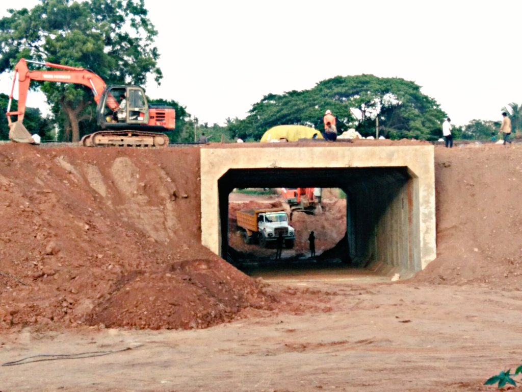Hublirailusers's tweet photo. #DidYouKnow Underpass near Unkal Yard was completed in a record time of 24 hrs. 18 base slabs and 17 boxes inserted in a record time. Within 12 hrs after completion of underpass the @SWRRLY also re-laid the four Railway lines and the route was opened for traffic. @drmubl @drmsbc https://t.co/EBrG4ajTXe