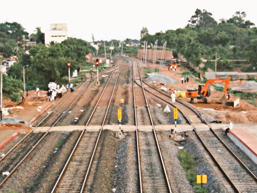 Hublirailusers's tweet photo. #DidYouKnow Underpass near Unkal Yard was completed in a record time of 24 hrs. 18 base slabs and 17 boxes inserted in a record time. Within 12 hrs after completion of underpass the @SWRRLY also re-laid the four Railway lines and the route was opened for traffic. @drmubl @drmsbc https://t.co/EBrG4ajTXe