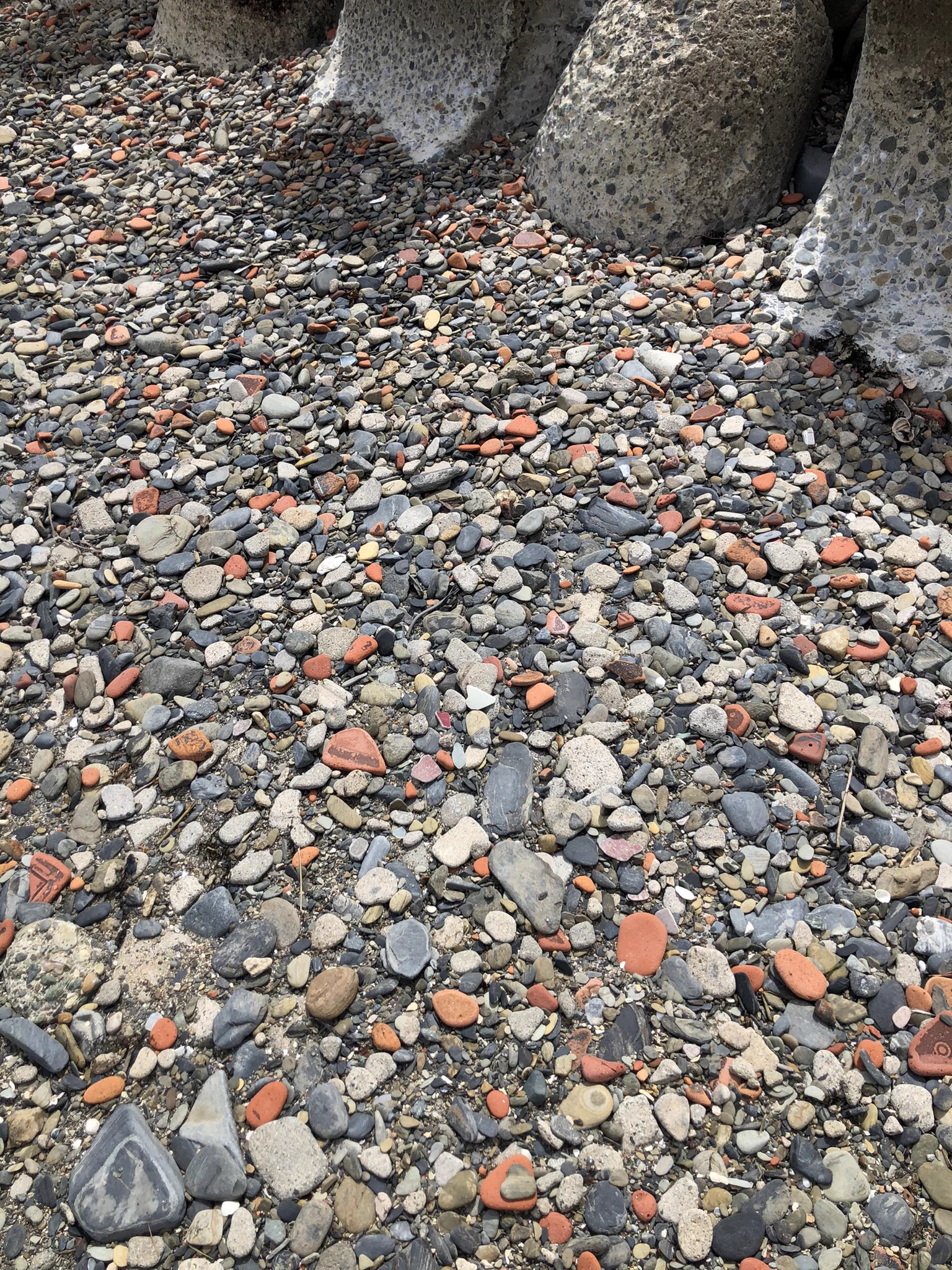 気仙沼市唐桑町にある浜に赤い石がある？流された家の赤瓦だった！