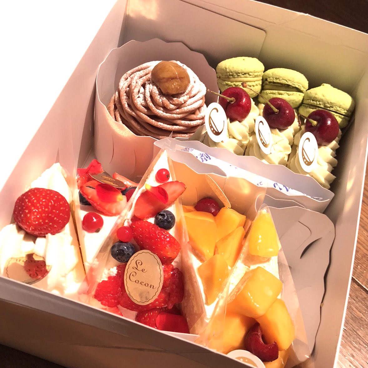 Lanikai_96734's tweet image. 子供の希望でケーキは南与野の『ル・ココン』さんのもの🍰
個人的にカスタードが得意ではないんだけど、ここのカスタードだけは甘さ控えめで超オススメ！👌
これから子供と一緒に頂きま〜す😋
#LeCocon