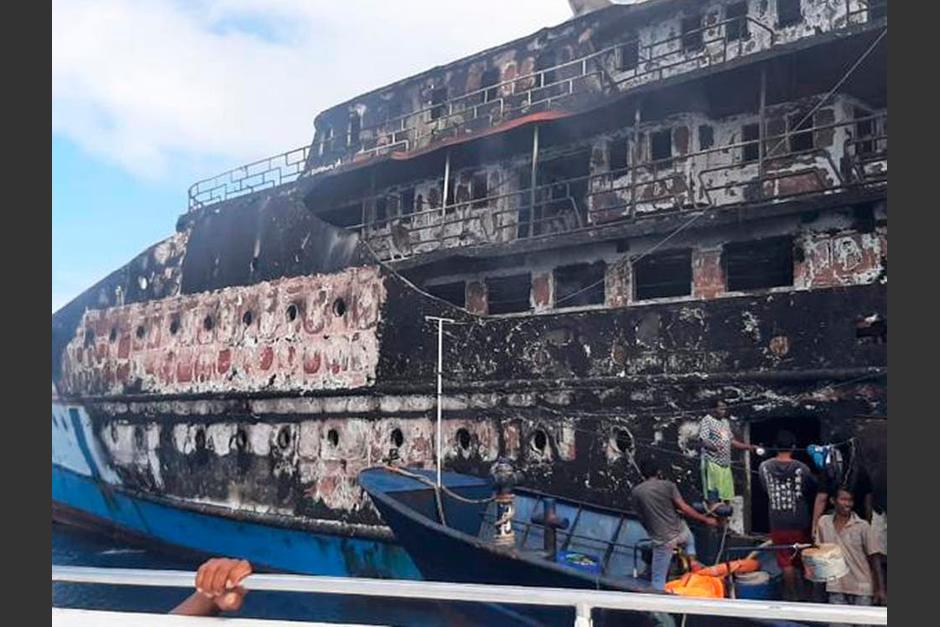 soy_502's tweet photo. 📹 VIDEO | Un ferry se incendia en Indonesia y obliga a todos los pasajeros a saltar al mar 

En videos del incidente, se observa a pasajeros y tripulantes aferrados a objetos flotantes y batallando en el agua, mientras el fuego arrojaba nubes de humo:

https://t.co/lKDvFWQ1Ou https://t.co/H66nibW3qF