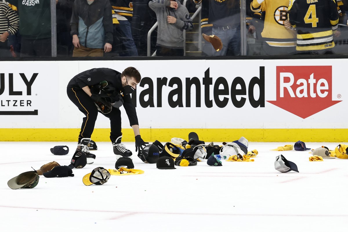 NHLBruins's tweet photo. What a night.

#NHLBruins https://t.co/LLKAqiQcBQ