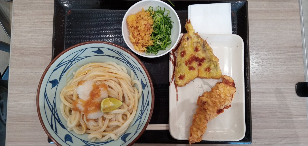 𝐍𝐎𝐕𝐀𝐄𝐋𝐒 ノヴァエルス 鉄板に潰されるエピオン 久しぶりの外食は丸亀製麺 すだちが乗ったおろし醤油 うどんにかしわ天とアジ天 マ だし醤油を流し込め ゾ すだちで さっぱりさせようぜぇ ヨ はい お前も鳥ぃ かしわ天 夏なんだ
