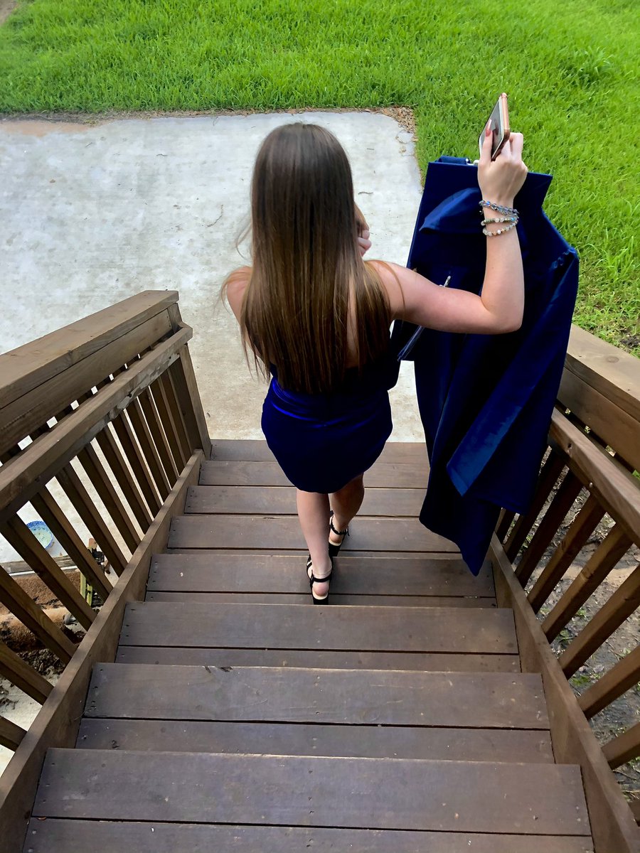 kkaileerae's tweet photo. 💙🎓 https://t.co/823QG4rqzV