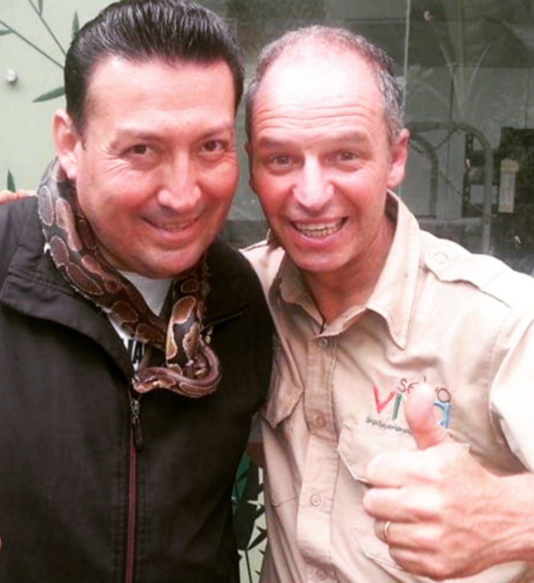 HyoFiestas's tweet photo. EMILIANO CON LOS FAMOSOS.  
HYO TV. 
 LO  TIENES QUE VER  ! 
 Te invitamos a ver nuestro canal en YouTube.  
HYO TV. 
Si te gusto el video dale un LIKE.  
Suscríbete y síguenos en las redes sociales. https://t.co/YrPgnK7ZUD