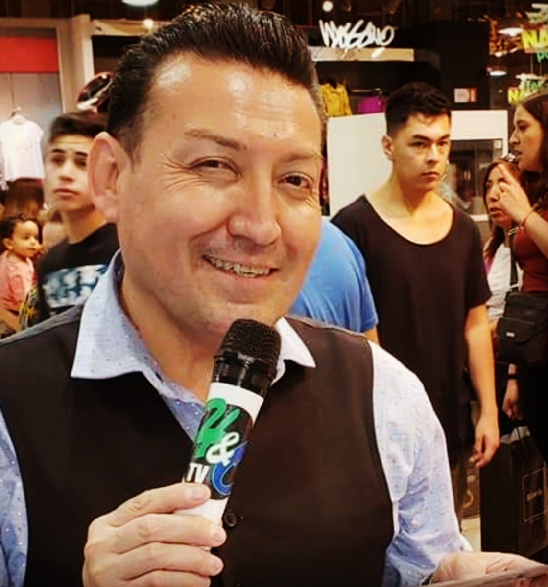 HyoFiestas's tweet photo. EMILIANO CON LOS FAMOSOS.  
HYO  TV.  
LO  TIENES QUE VER  !  
Si te gusto el video dale un LIKE.  
Suscríbete y síguenos en las redes sociales. https://t.co/06D0QCBcRE