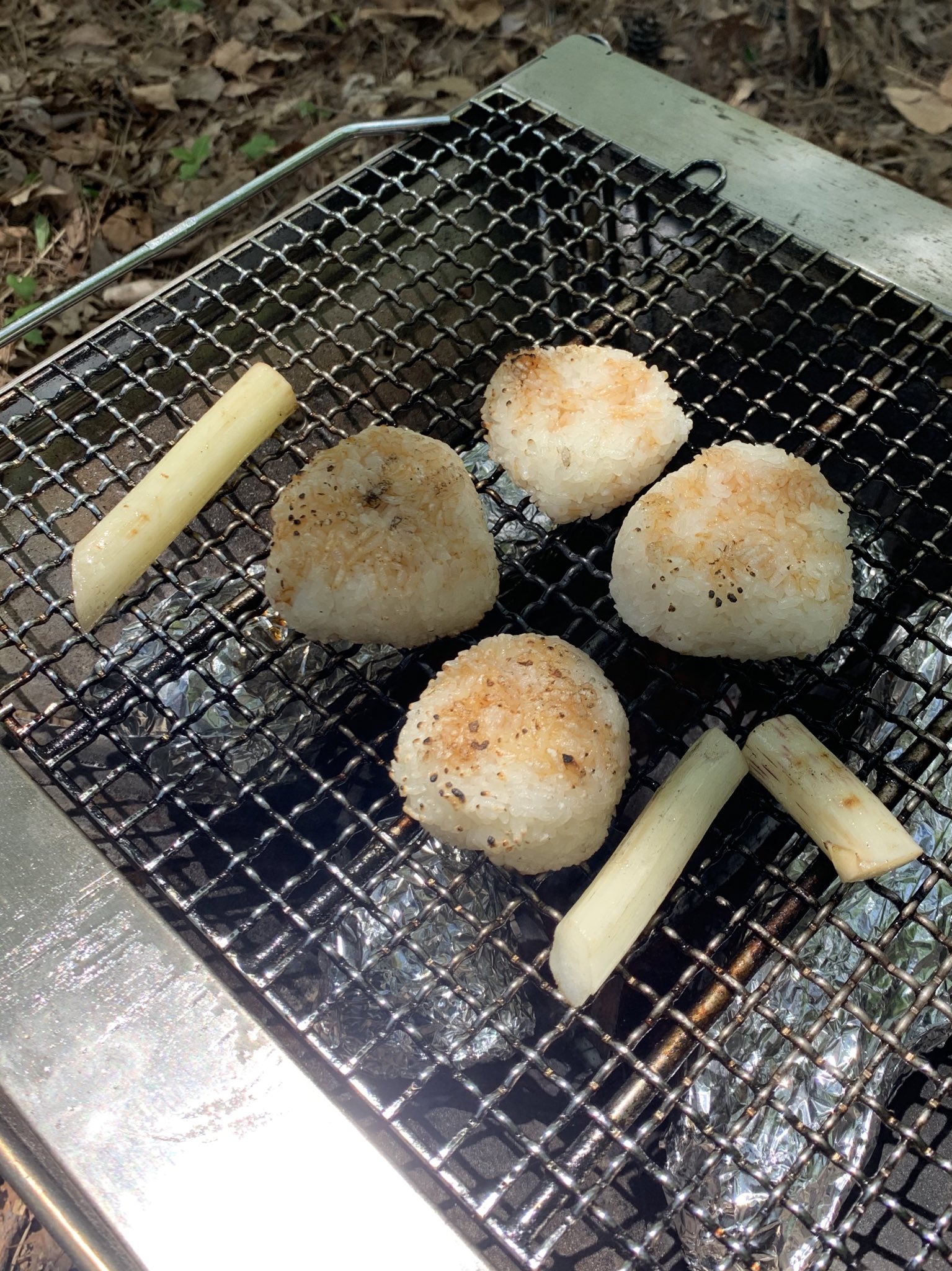 Aya お昼は庭でのバーベキューに初挑戦 初めて作った焼きおにぎりと焼き芋が子ども達にも大人気でした お隣さんにいただいた山独活も早速焼いてみました あつあつホクホク最高 最後は焼きマシュマロとコーヒーで 嬬恋 バーベキュー q 北