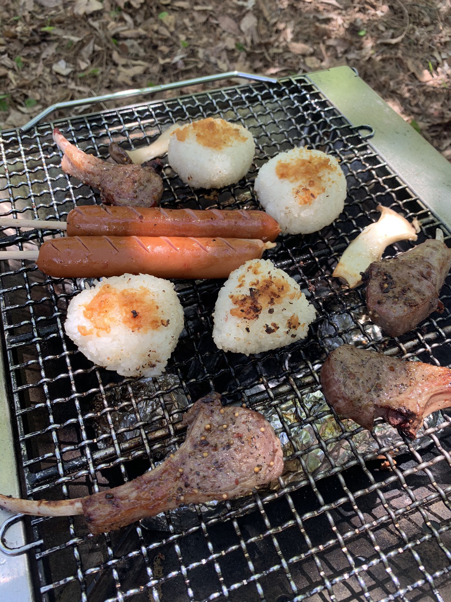 Aya お昼は庭でのバーベキューに初挑戦 初めて作った焼きおにぎりと焼き芋が子ども達にも大人気でした お隣さんにいただいた山独活も早速焼いてみました あつあつホクホク最高 最後は焼きマシュマロとコーヒーで 嬬恋 バーベキュー q 北