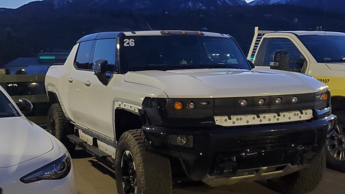 SeanOzz's tweet photo. #electrichummer hanging out by my work.  Thing looks like a beast.  

#hummertruck https://t.co/QqkaSvMRqL
