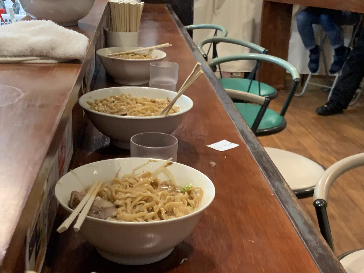 これはありえない？麺マシにしておいて食べられず帰る大学生たち！