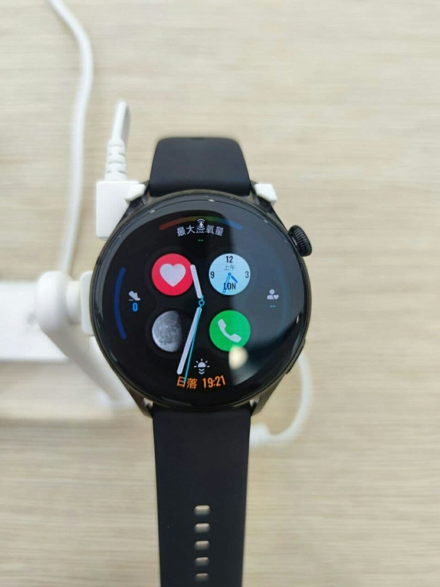 ashishnayakone's tweet photo. #HuaweiWatch3 and #HuaweiWatch3Pro device and retail box leak ahead of the launch will launch on 2nd June.
Specifications
- #HarmonyOS
- E-sim Support
- #SoP2 monitoring
- Multiscreen collaboration
- Better battery life
- #ECG
- Body Temperature Sensor
- Heart Rate monitoring https://t.co/5GgKPWNB4w